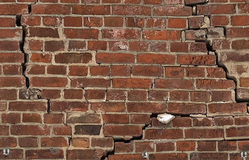 Large lateral crack in brickwall caused by thermal movement and lintel failure