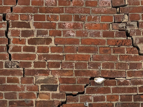 Large lateral crack in brickwall caused by thermal movement and lintel failure